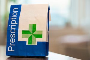 Acloseupimageofapaperbagcontainingprescribedmedicalitems.